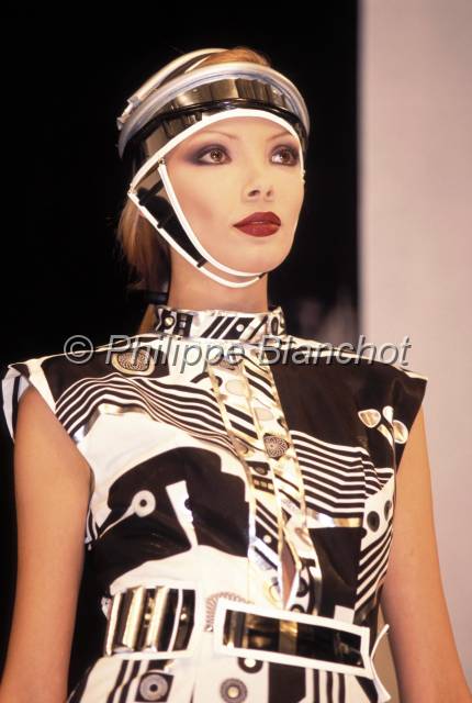 mode 26.JPG - Défilé Léonard 1997Carroussel du LouvreParis, France